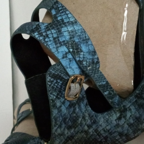 Steve Madden Gladiator Style Sandals 10B Blue Snake Print. Preowned - Picture 6 of 9